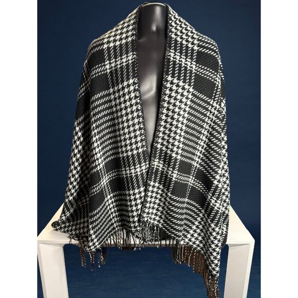 NWT Young USA Black & White Plaid Houndstooth Poncho Shawl Wrap Fringe OSFM - Picture 1 of 5